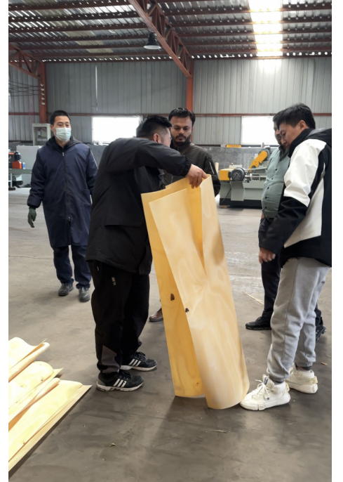 De onde vêm o padrão de rebarbas e pés de galinha?